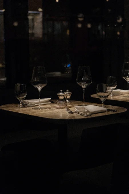 Une salle chaleureuse, vraie lumière — l'ambiance que Lyvoom sait raconter